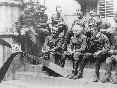 Carlos Meyer fumando detrás de Manfred Richtofen (con la venda en la cabeza), Francia, 1917