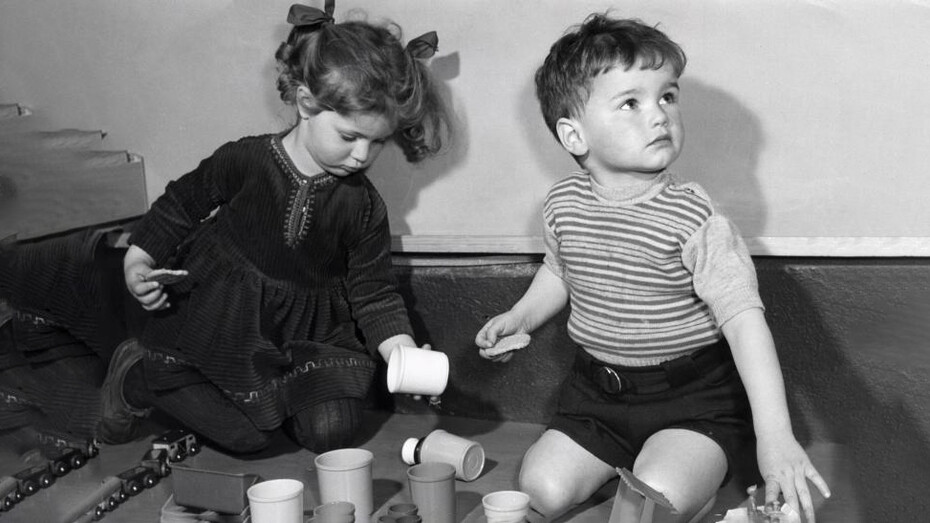 Dos niños jugando con juguetes (1958). La generación de los Baby Boomers está conformada por las personas nacidas entre 1946 y 1964