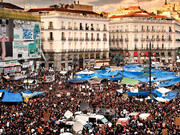 La Plaza del Sol, Madrid, España, repleta de manifestantes del movimiento ciudadano 15-M, 2011