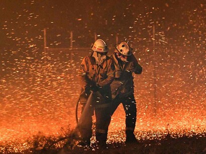 I pompieri tentano di domare gli incendi
