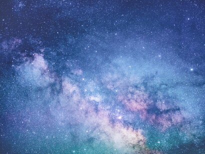 Cielo azul estrellado. En la magia se acaba lo real: no existen las cosas sino la relación entre las cosas