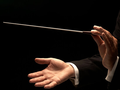 Su deseo, lo tenía claro, no era tanto el virtuosismo en el violín sino la dirección orquestal. Pero el accidente acabó de una vez con ambas cosas