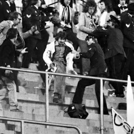 A Bruxelles, il calcio si trasformò in tragedia: sugli spalti dell’Heysel, morirono sogni, innocenza e trentadue vite