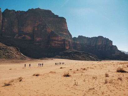Caminhando pelo deserto, levamos tendas, vários garrafões de água, ferramentas várias, material de cozinha de campanha, acendalhas, estojos de primeiros socorros…