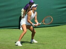Il tennis è stato per molto tempo una disciplina sportiva di nicchia poiché la sua discendenza disegnava scenari popolati da dame e cavalieri che si sfidavano sul prato di gioco in momenti di relax