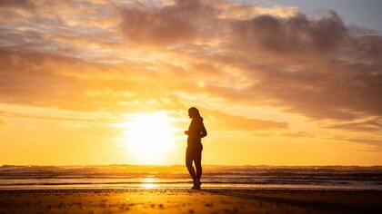 Coucher de soleil sur la mer. Toute expérience présuppose la rencontre, la détermination, la fuite, l'incertitude