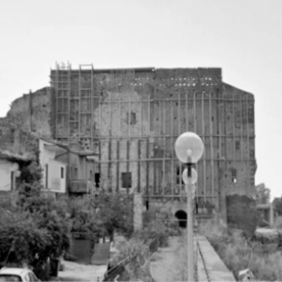 Il Castello di Castel Volturno, situato lungo la foce del fiume Volturno, è un'antica fortificazione medievale risalente al XIII secolo