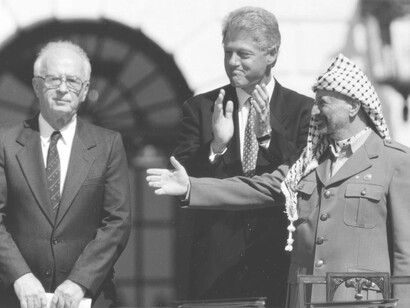 Yasser Arafat extiende su mano a Yitzhak Rabin y Bill Clinton aplaude, Washington, 13 de septiembre de 1993