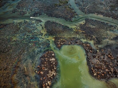 Oil Bunkering #4, Niger Delta, Nigeria 2016 © Edward Burtynsky, courtesy Admira Photography, Milan / Nicholas Metivier Gallery, Toronto