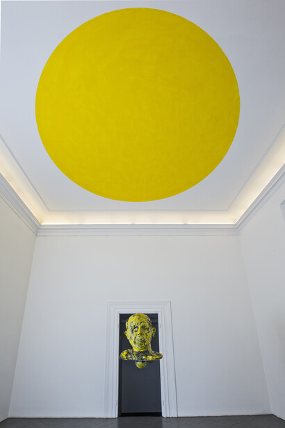 Gianni Dessì, Nome
e
Cognome,
2015,
nylon
e
ceramica
Raku,
tempera
su
soffitto,
70
x
55
x
48
cm
