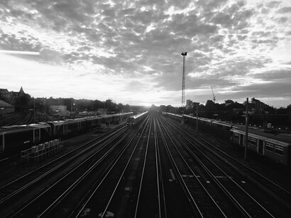 Binari visti in lontananza da una stazione