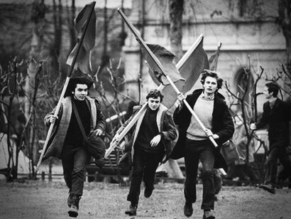 Manifestanti a Milano all'inizio degli anni settanta (i due a sinistra e al centro indossano l'eskimo), Italia
