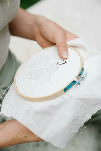 Mi madre supo bien cómo curar aquella herida, bordándole palabras para que dejara de sangrar, mientras tomaba las medidas de las mangas o señalaba los ruedos con la tiza