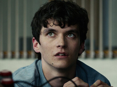 Estrelado por Fionn Whitehead, o filme que pode ser controlado pelo telespectador através do controle remoto, traz uma nova participação dos usuários da plataforma de streaming
