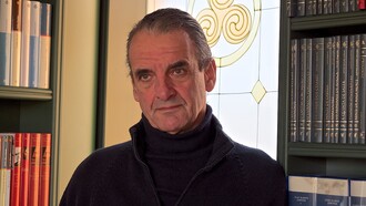 Mario Conde en su biblioteca personal
