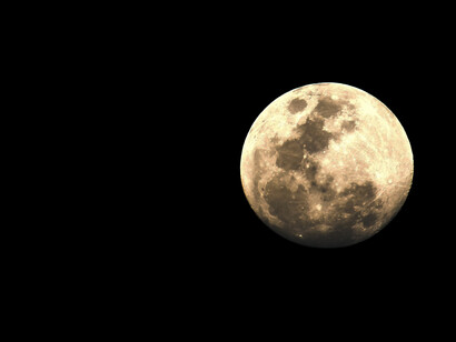 A mente vira uma máquina de suposições.
E a alma, um campo de destroços. Mas, veja, a dor do amor é também uma espécie de revelação.
Quando alguém vai embora sem ouvir, sem conversar, sem olhar nos olhos, ela revela quem é