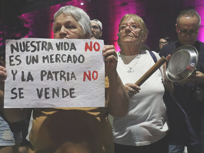 On December 21, 2023, a protest organized by the Multisectorial took place in Santa Fe, Argentina, in opposition to the DNU and Omnibus Law implemented by President Javier Milei's government