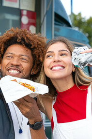 Amigos celebram juntos momento de reencontro regado a selfie com comida de food-truck