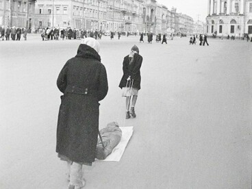 Uma mulher e uma adolescente arrastam um corpo envolto em um cobertor pela Avenida Nevsky. URSS, Leningrado