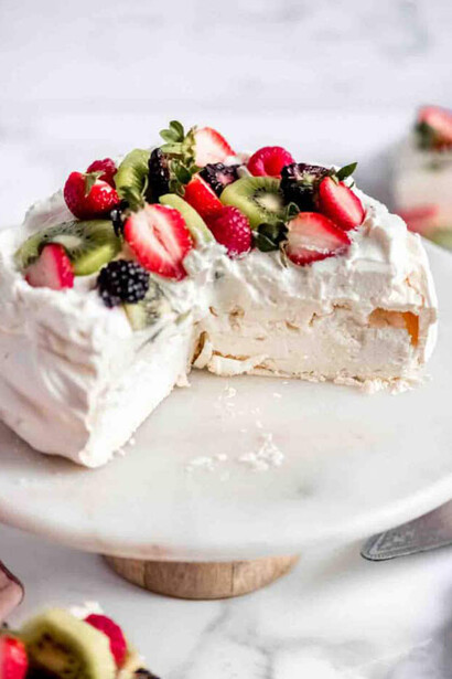 Es reconocida por su equilibrio entre el dulzor del merengue y la frescura de las frutas que la coronan