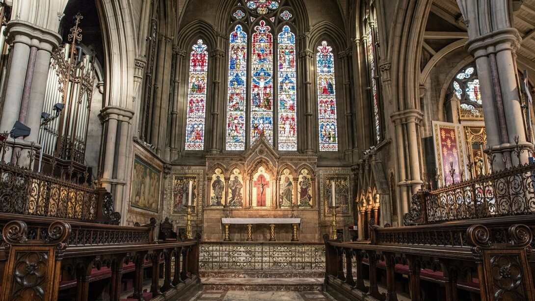 Vista interior de iglesia con iconos religiosos paredes y ventanas, Santa María Abades, Kensington, Londres, Inglaterra
