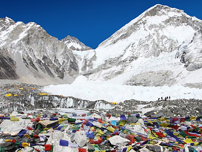 Le persone lasciano frammenti di materiali plastici dovunque vanno