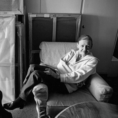 Verena Loewensberg in her apartment at Florastrasse 55 in Zürich, c. 1970.
Photo: Thomas Cugini, Zürich © 2024, Verena Loewensberg Stiftung, Zürich
