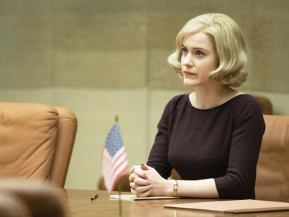 La actriz estadounidense Rachel Brosnahan interpreta el papel de Emily Donovan en la cinta «El Espía Inglés». Foto: Diamond Films