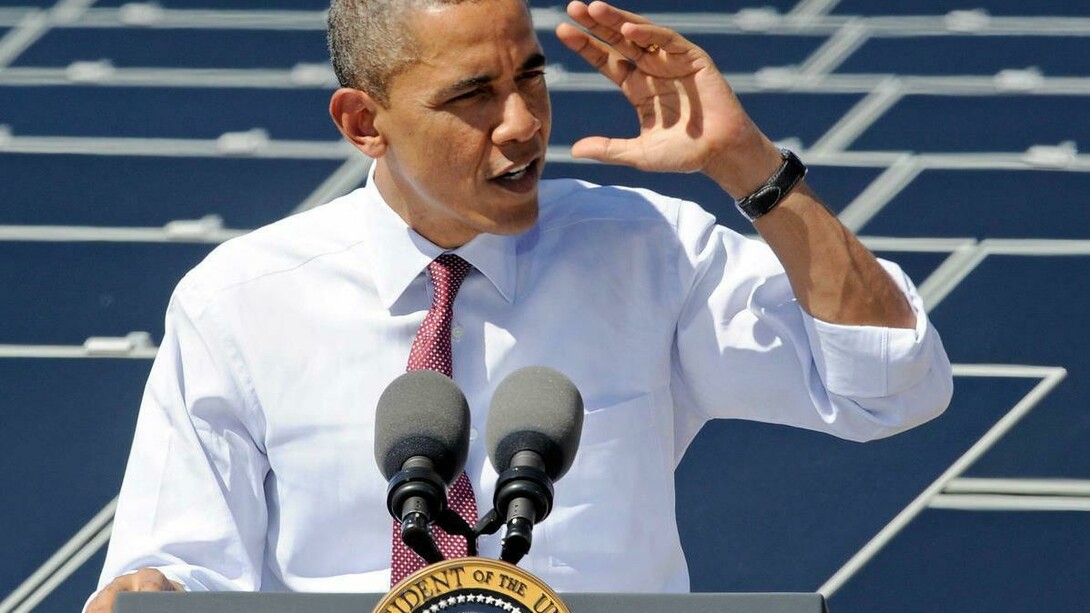 Barack Obama pronuncia un discurso en una planta de energía solar