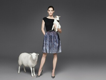 Look urbano en compañía de dos ovejas