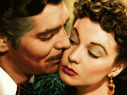 Cena do filme. Outro exemplo é o fato de, quando preso durante a terceira parte, deixou Scarlet se humilhar para que ele lhe emprestasse dinheiro e sabendo que iria recusar, para logo após sua saída da prisão resolver emprestar dinheiro para que Scarlet comprasse uma serraria, mas o maior exemplo acontece durante a quinta parte do livro, quando ele e Scarlet se casam