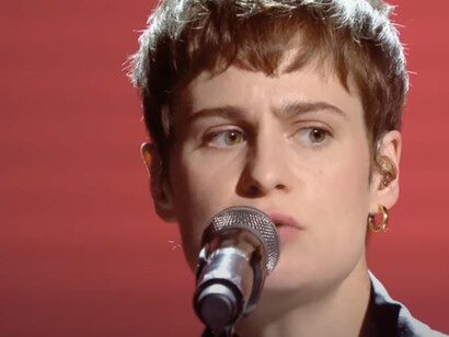 Chris (anciennement Christine and The Queens) interprète Étienne aux Folies Bergère, Paris
