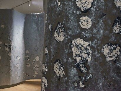 Clemens Schneide, Überfluss. Klingendes papier, ausstellungsansicht. Mit freundlicher genehmigung der Staatsgalerie Stuttgart