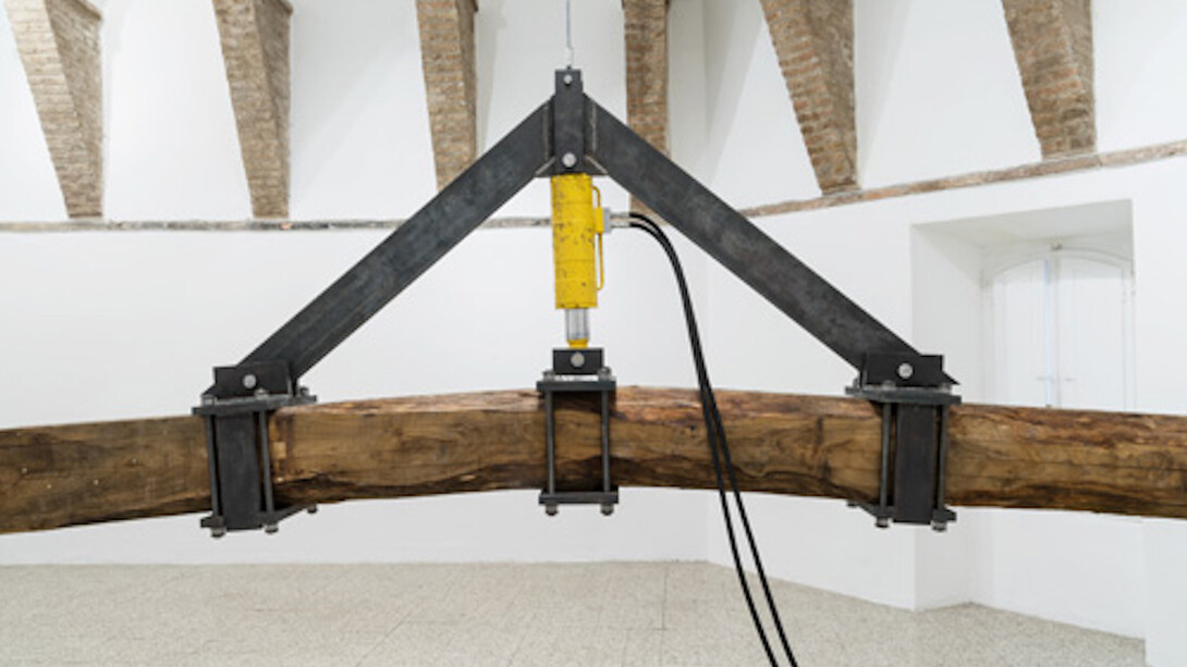 Arcangelo Sassolino, Exhibition view. Courtesy of Galleria Continua