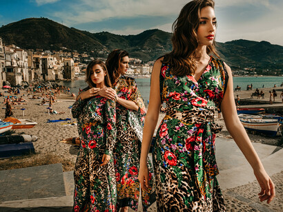 Collezione “Giardini di Sicilia” linea Ceramica – top foulard in raso di seta
e pantalone in seta