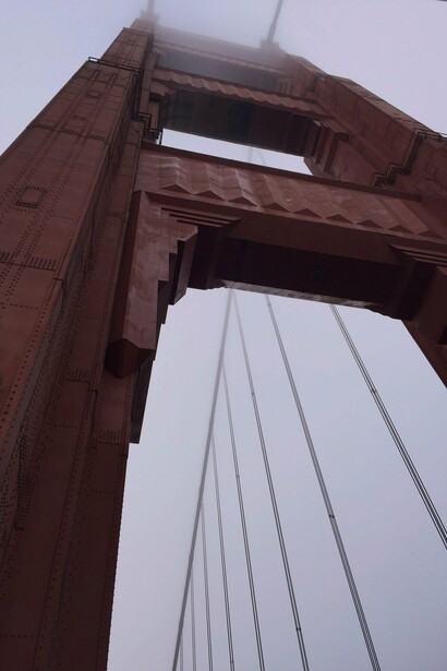 Detalle del Puente Golden Gate y su estilo "Art Déco" en San Francisco, Estados Unidos