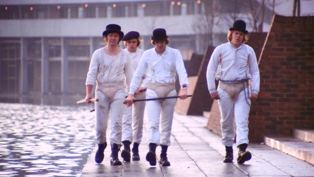 Alex insieme ai suoi drughi in una scena del film "Arancia meccanica" (A Clockwork Orange), del 1971, sceneggiato, diretto e prodotto da Stanley Kubrick