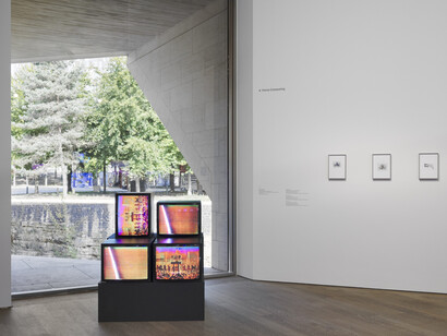 Verschiedene Künstler, Radical software. Women, art and computing 1960-1991, Ausstellungsansicht. Mit freundlicher Genehmigung des Mudam Luxemburg