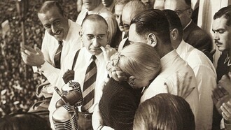 Eva llora y abraza a Perón durante el famoso acto del 17 de octubre de 1951