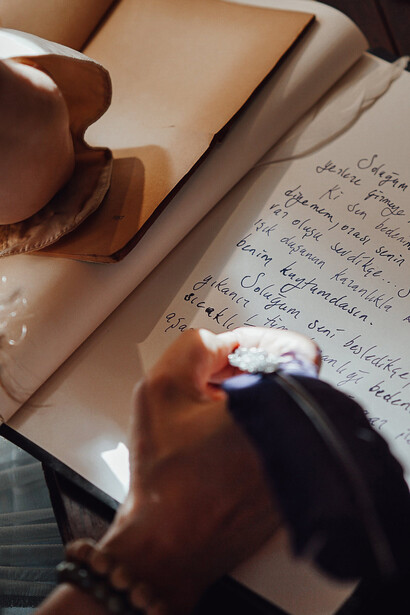 Texto de apresentação e o revisitar da trajetória como poetiza no Brasil