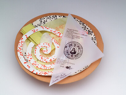 Piatti a fin di bene - Risotto allo zafferano - Libro piatto con ricetta, autrice Manuela Marchesan, Collana Provviste d’artista, 2008