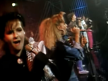 Dicen que soy un reventado / Sin camino sin razón. Dicen que soy alucinado (…) / Todo es tan relativo amor (…)  No escuches más solo ámame / No pienses más y ámame / No te preocupes por lo que digan los demás... Timbiriche; 1988,  "Amame hasta con los dientes"