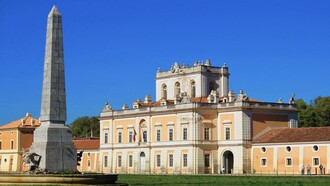 Reale tenuta di Carditello, foto dell'edificio principale dal giardino frontale, San Tammaro, Italia