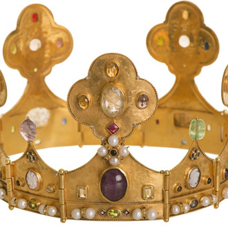 Diego Percossi Papi, Corona, Dieci elementi incernierati decorati con radici di rubino, topazi fumé, peridoti, tor-maline, zaffiri, agate, cammei, perle e fluoriti sulle cuspidi