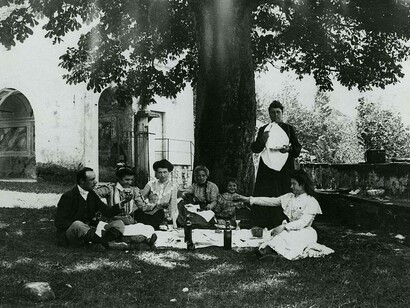 Valduggia, Italia, 1915: "Eppure, la bellezza e il significato di quei tempi non risiedono solo nei paesaggi. Risiedono nei gesti semplici, nell’umanità di chi viveva con poco, ma lo condivideva con gli altri"