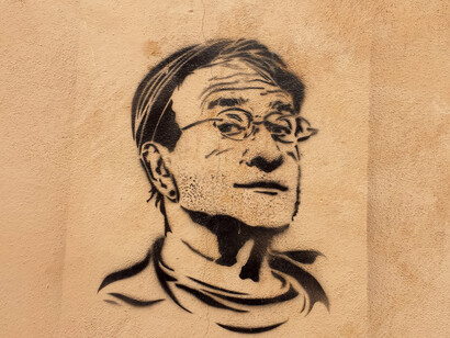 Non raro imbattersi a Bologna in un graffito ispirato a Lucio Dalla