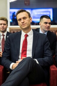 Navalny alla Commissione Elettorale Centrale prima che la CEC stessa si rifiuti di registrarlo come candidato alla presidenza della Federazione russa, 2017