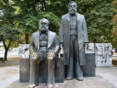 Estatua de Marx y Engels en Berlín, Alemania