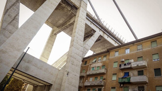 I palazzi sotto il ponte Morandi a Genova
