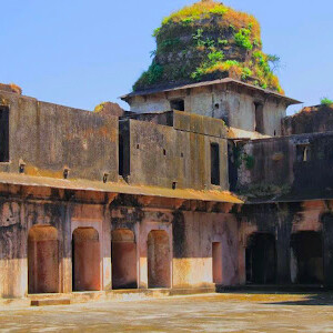 Moti Mahal was constructed by the Gond King Hriday Shah, completed in 1667